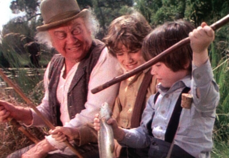 Der alte Houston (Dub Taylor, l.) erklärt Michael (David Hollander, M.) und seinem kleinen Bruder Josh (David Faustino, r.), warum Angeln so viel Spass macht. – Bild: Sat.1 Gold