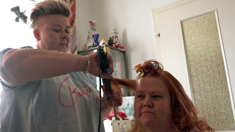 Sandra lässt sich von Freundin Franzi stylen – Bild: RTLZWEI