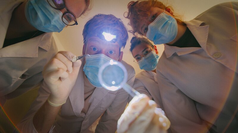 Key Visual zu Folge 2. Sebastian Winkler als Arzt bei einer Zeckenentfernung. – Bild: BR/​LA PISCINE Produktions GmbH & Co. KG