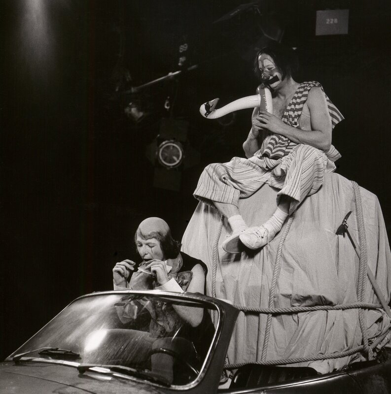 Das Auto ist Thema dieser Sendung. Stefano Manca und Umberto Troni wollen in Urlaub fahren bzw. in den  Urlaub gehen. In dieser Szene gibt es Wortspiele und -übungen zu ‚andare in vacanze‘. – Bild: BR/​Foto Sessner