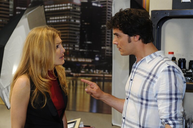 Alexander (Paul Grasshoff, r.) trennt sich endgültig von Annett (Tanja Wenzel, l.). Annett ist am Boden zerstört und will nicht mehr weiterleben … – Bild: SAT.1 /​ Oliver Ziebe