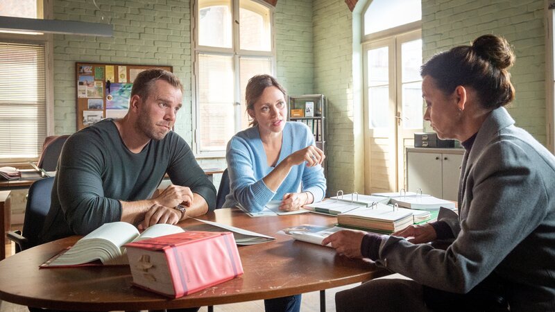 Hotelchefin Johanna Röhl (Eva Blum, r.) steht unter Verdacht, die Rentnerin Ingrid Petersen umgebracht zu haben. Zum einen ist sie im Besitz einer gestohlen gemeldeten Uhr, die eigentlich dem Opfer gehört. Zum anderen sind ihre Fingerabdrücke im Haus der Toten sichergestellt worden. Bisher sind dies jedoch alles nur Indizien. Können die Kommissare Lars Pöhlmann (Dominic Boeer, l.) und Karoline Joost (Nike Fuhrmann, M.) Eva Blum überführen? – Bild: ZDF und Marc Meyerbröker