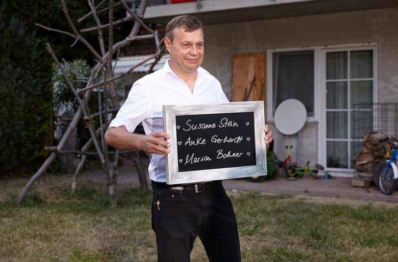 Busfahrer Andreas Schengel verkündet die Siegerinnen: Susanne Stein, Anke Gerhardt, Marion Bohner. – Bild: SWR/​Johannes Gerblinger