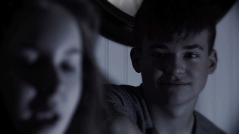 Junge lächelt einem Mädchen zu – Bild: Crime + Investigation /​ abacus media