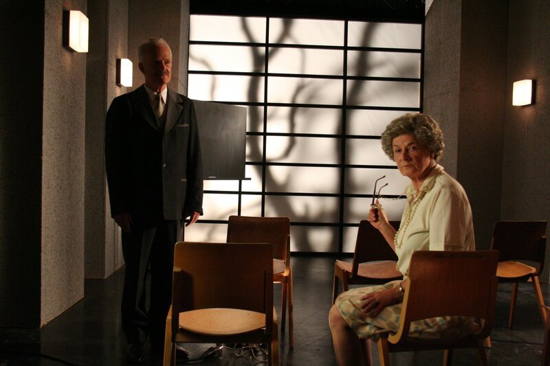 Wiedersehen von Martin Heidegger (Walter Stapper) und Hannah Arendt (Helga Storck). – Bild: BR