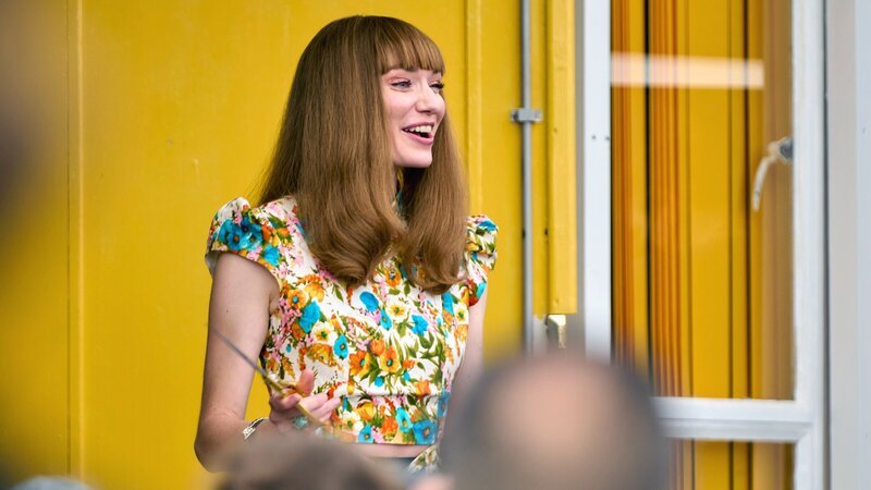 Lady Gabby (Eleanor Tomlinson) weiht das neue Community Center ein. – Bild: ZDF und David Emery