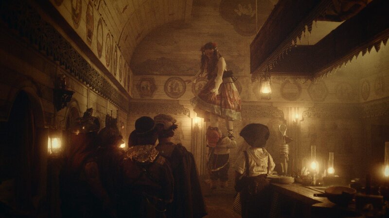 Sara (Caroline Vedel) schwebt davon. – Bild: BR/​DR/​Jesper Tøffner