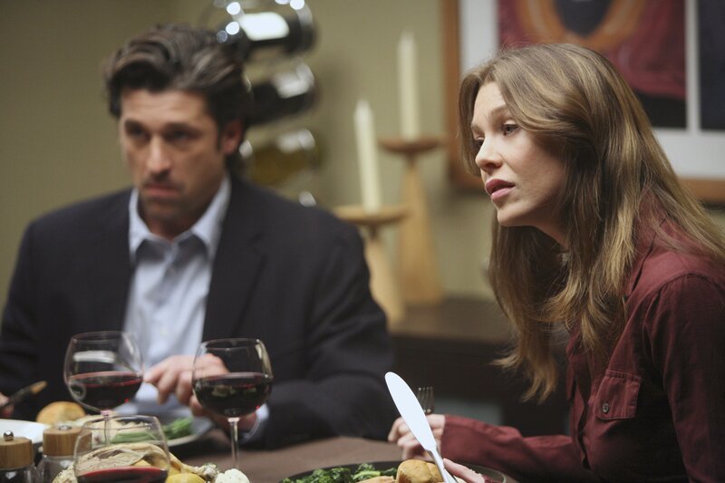 Meredith (Ellen Pompeo, r.) und Derek (Patrick Dempsey, l.) sind in einer peinlichen Lage, denn Burke hat sie zum Essen eingeladen, während Cristina in der Küche sitzt und dem Schweigen keine Ende bereiten möchte … – Bild: American Broadcasting Companies, Inc. /​ Danny Feld
