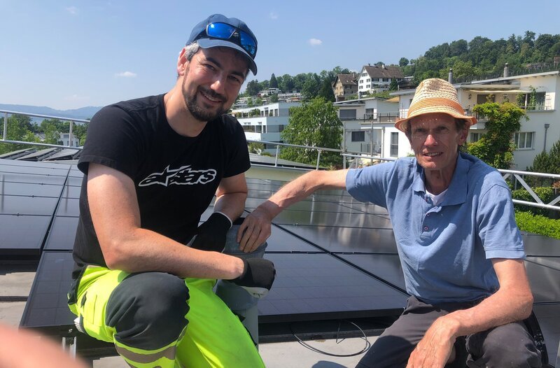 Michael Marending und Projektleiter Fredi Wymann vor ihrer selbst montierten PV-Anlage. – Bild: BR/​Nikola Krivokuca