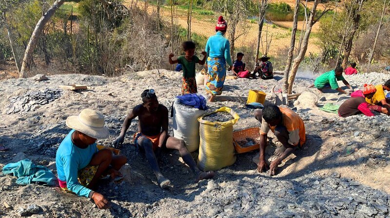 Glimmer wird für unterschiedliche Produkte zur Herstellung benötigt. Bei der Trennung von Steinen und Sand atmen die Kinder dauerhaft Staub ein. – Bild: Phoenix/​ZDF/​Daniel Raquet