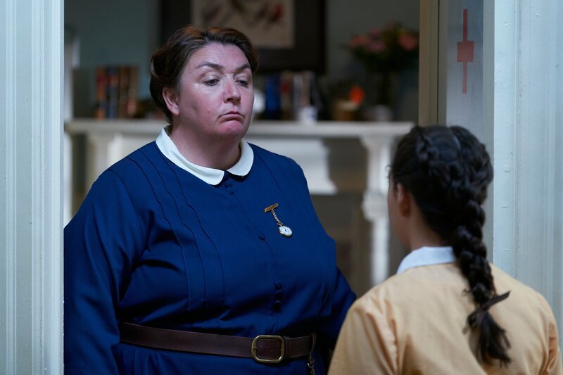 Miss M. (Ashley McGuire, l.) betrachtet die Schilderung von Alicia (Zoey Siewert, r.) über einen angeblichen Geist, der in den Gemäuern des Internats herumspukt, mit großer Skepsis. – Bild: DHX – Malory Productions I /​ ZDF /​ Queen Bert Produc