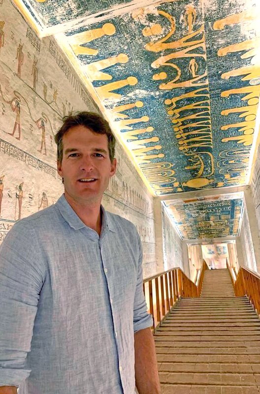 Historiker Dan Snow erkundet das Innere der Stufenpyramide des altägyptischen Königs Djoser in Sakkara (Ägypten). – Bild: phoenix/​ZDF/​BR/​Voltage TV/​Jamie Simpson
