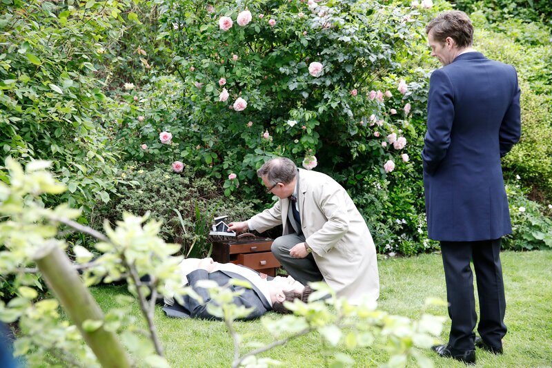 Inspektor Morse (Shaun Evans, r.) wird an einen Tatort gerufen. Dr. Max DeBryn (James Bradshaw, l.) und Inspektor Morse wollen so schnell wie möglich Antworten auf die vielen Fragen, die die Leiche aufwirft, finden. – Bild: ZDF und ITV