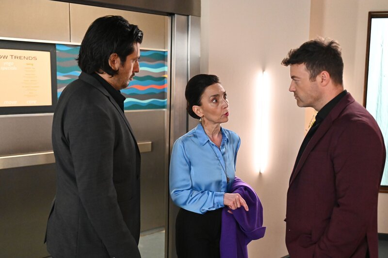 Simone (Tatjana Clasing) kann nicht fassen, dass Ben (Jörg Rohde, r.) das Familienunternehmen vermeintlich in den Ruin getrieben hat. Links Maximilian (Francisco Medina). – Bild: RTL /​ Julia Feldhagen /​ Sag mir die Wahrheit!