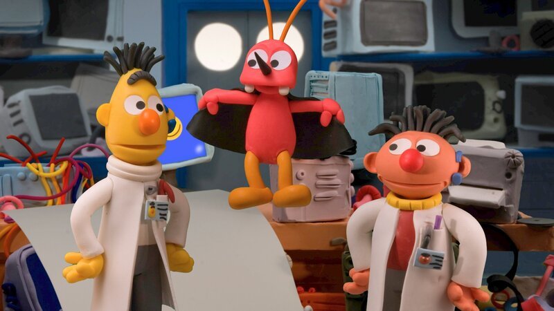 Ernie und Bert reparieren Computer und technische Geräte. Ein Computer scheint von einem besonders schlimmen Computer-Käfer befallen zu sein. – Bild: NDR/​Sesameworkshop