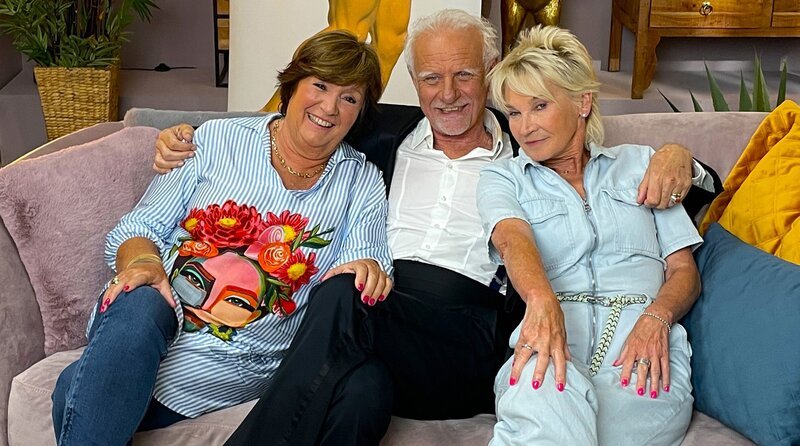 Petra und Doris sitzen zusammen mit Roland Baisch auf der Couch. – Bild: SWR