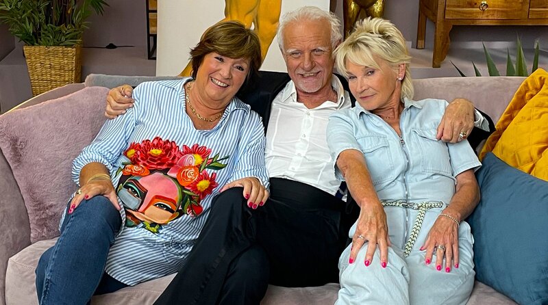 Petra und Doris sitzen zusammen mit Roland Baisch auf der Couch. – Bild: SWR