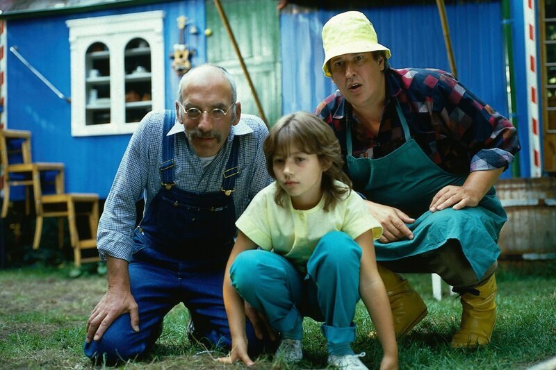 Peter, Anke und der Nachbar beobachten einen Maulwurfhügel. – Bild: ZDF/​Gerd Dost