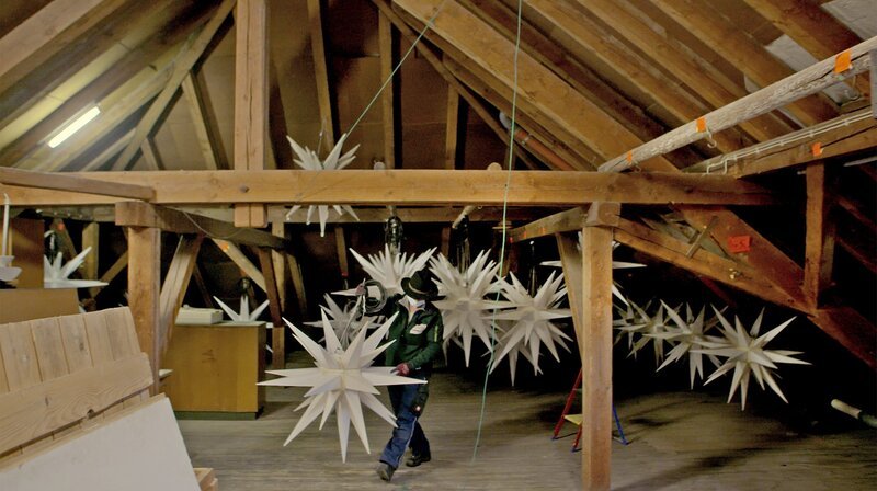 Dreißig Herrnhuter Sterne mit einem Durchmesser von 130 Zentimeter warten jedes Jahr auf ihren Einsatz als Straßenbeleuchtung in Königsfeld. – Bild: SWR/Anna Neuhaus Dreißig Herrnhuter Sterne mit einem Durchmesser von 130 Zentimeter warten jedes Jahr auf ihren Einsatz als Straßenbeleuchtung in Königsfeld. – Bild: SWR/Anna Neuhaus