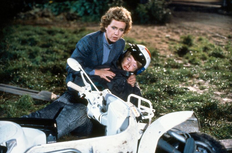 Tina (Marion Kracht, r.) ist von einem unbekannten Autofahrer angefahren worden. Vera (Witta Pohl, l.) hat sie zufällig im Straßengraben entdeckt. – Bild: ZDF und Gyula Trebitsch Fernsehprod. gmbH