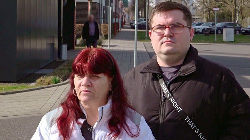 Petra und Pascal sind zuversichtlich, dass sie bald neue Vier-Wände anmieten können und wollen heute ihre Chancen erfragen. – Bild: RTLZWEI