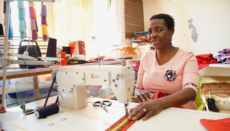 Für viele Frauen der Herero in Namibia ist das Nähen ihrer traditionellen Kleidung ein Broterwerb. – Bild: phoenix/​ZDF/​Heiko Boldt