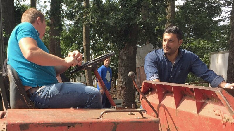 Die Trödelexperten Sükrü Pehlivan (re.) und Otto Schulte machen die Landmaschinen für den Verkauf startklar – Bild: RTL II