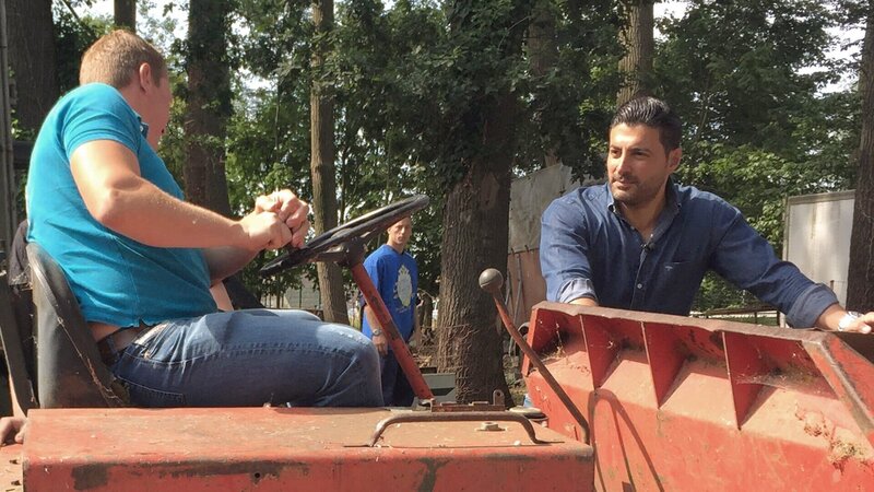 Die Trödelexperten Sükrü Pehlivan (re.) und Otto Schulte machen die Landmaschinen für den Verkauf startklar – Bild: RTL II