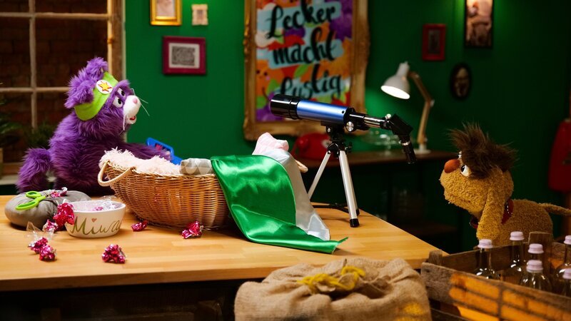 Moppi schaut durch MiWaus Teleskop. – Bild: rbb/​Anderthalb