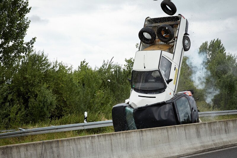 Auf der Flucht vor der Polizei verursachen die Gangster einen Massencrash … – Bild: RTL /​ Guido Engels