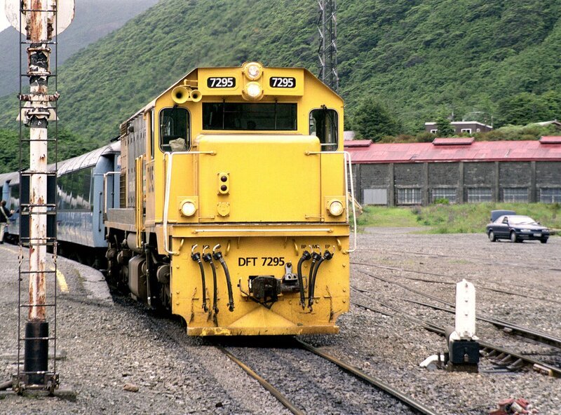 Der TranzAlpine verlässt Arthur’s Pass in den Southern Alps. – Bild: SWR/​Schweitzer