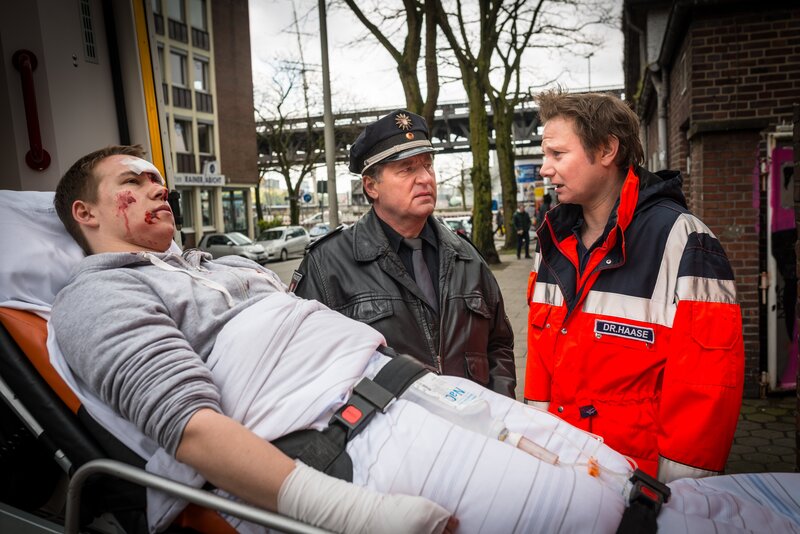 Dr. Haase (Fabian Harloff, r.) informiert Hans (Bruno F. Apitz, M.) über die Verletzungen von Tilo (Dennis Kamitz, l.). Er ist bestürzt über die Brutalität, mit der der Junge zusammengeschlagen wurde. – Bild: ZDF und Boris Laewen