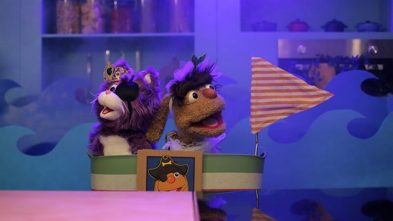 Moppi und MiWau sind auf der Moppitossi und denken sich in eine abenteuerliche Fantasiewelt. – Bild: rbb/​Anderthalb