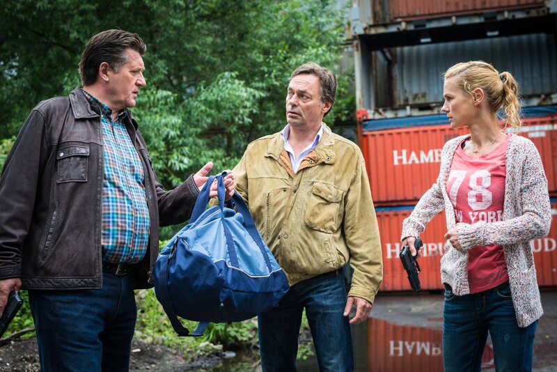 Escher (Peter Benedict, M.) soll das Geld für die gestohlene Niere übergeben. Franzi (Rhea Harder-Vennewald, r.) und Hans (Bruno F. Apitz, l.) versichern dem Rettungsassistenten, dass sie immer in seiner Nähe sein werden. – Bild: ZDF/​Boris Laewen