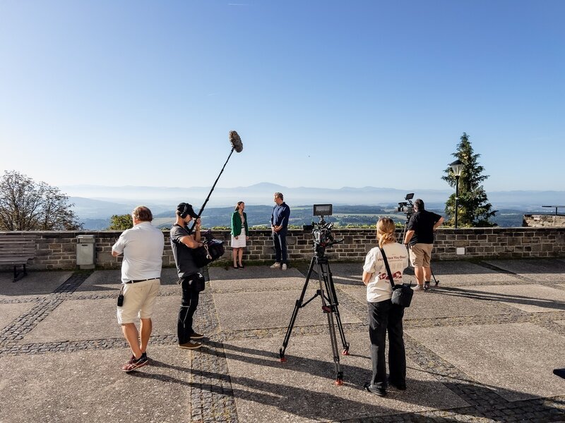 Johann-Philipp Spiegelfeld im Gespräch mit Schlossherrin Alix d’Harambure-Fraye. – Bild: ORF/​Interspot Film/​Philip Pürcher