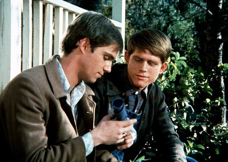 John-Boy (Richard Thomas, l.) überreicht seinem Bruder Jason (Jon Wamsley, r.) das letzte Geschenk ihres todkranken Freundes Seth. – Bild: Sat.1 Gold