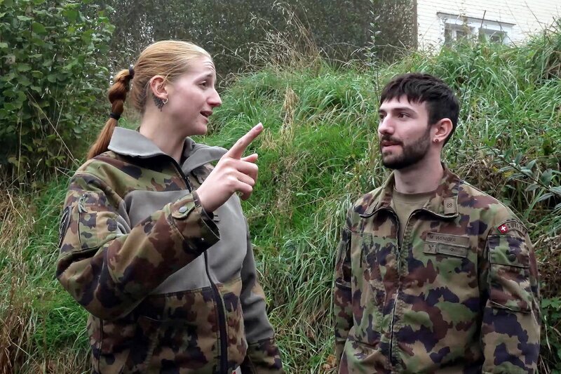 Frauen im Militär. Leutnant Georgina Mermod im Einsatz (l.). – Bild: SRF2