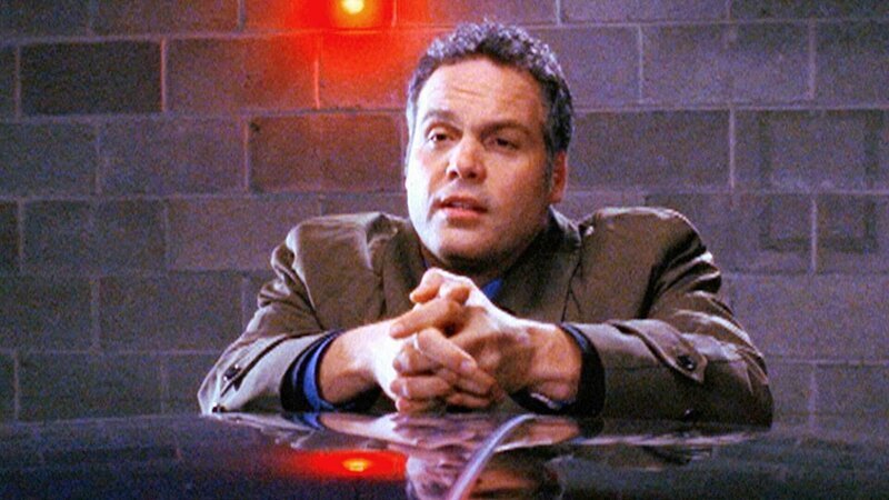 Ein Bewohner des neu erbauten River Towers ist mit einer Kreissäge umgebracht worden. In der Tiefgarage sucht Detective Robert Goren (Vincent D’Onofrio) nach Spuren. – Bild: MG RTL D