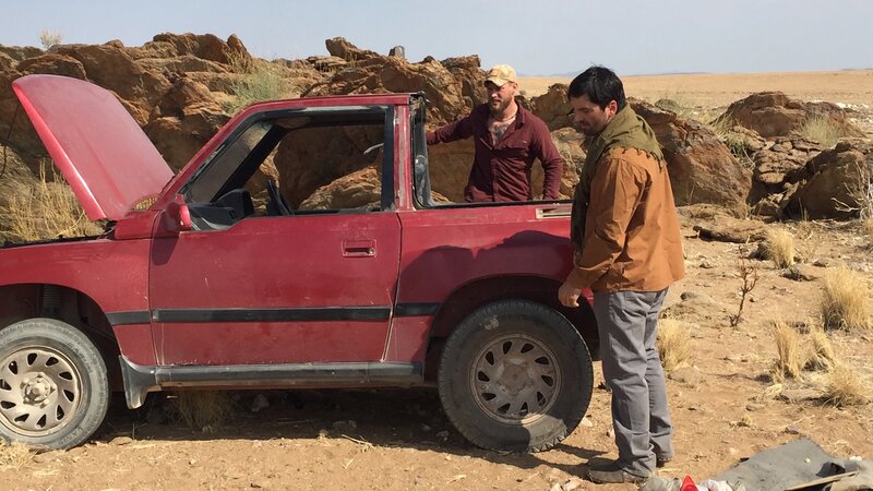Grady Powell and Bill MConnell checking out the vehicle in the Namib Desert. – Bild: Discovery Communications