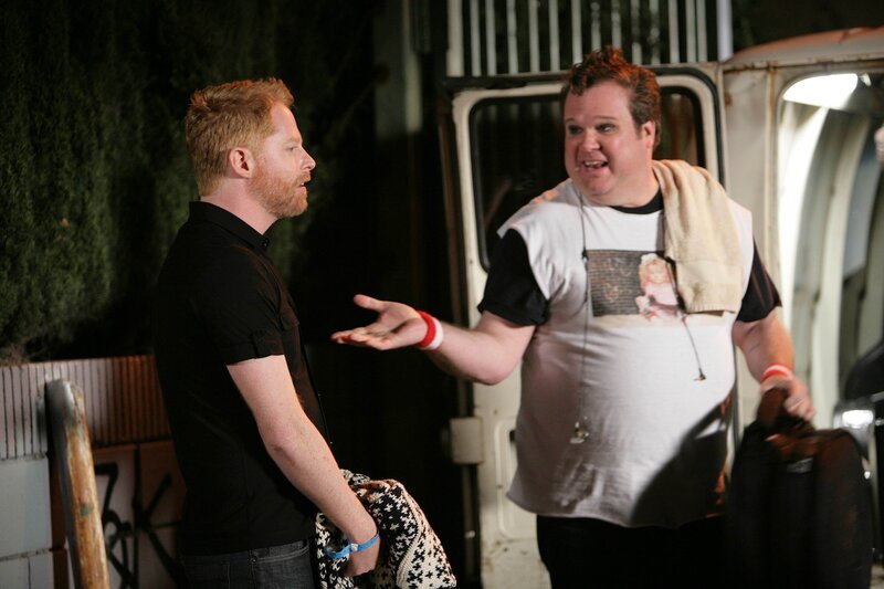 Mitchell (Jesse Tyler Ferguson, l.) ist gespannt, wie Cameron (Eric Stonestreet) als Ersatz-Schlagzeuger in Dylans Band beim Publikum ankommen wird. – Bild: Comedy Central
