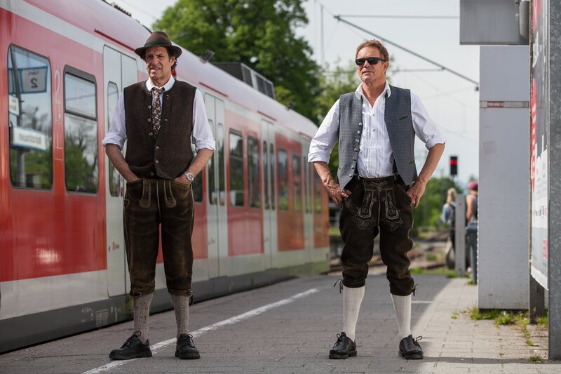 Hubert (Christian Tramitz, r.) und Staller (Helmfried von Lüttichau, r.) warten auf die Ankunft von Bernd Winter. – Bild: Leonine