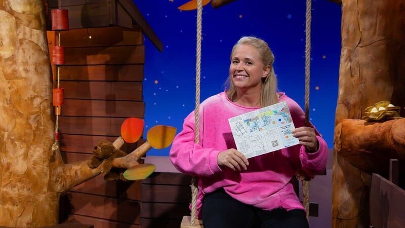 Singa malt die MACH-MiT! Buchseite mit Fidi aus, in der Fidi und ihre Freundin das Eichhörnchen schaukeln. – Bild: KiKA