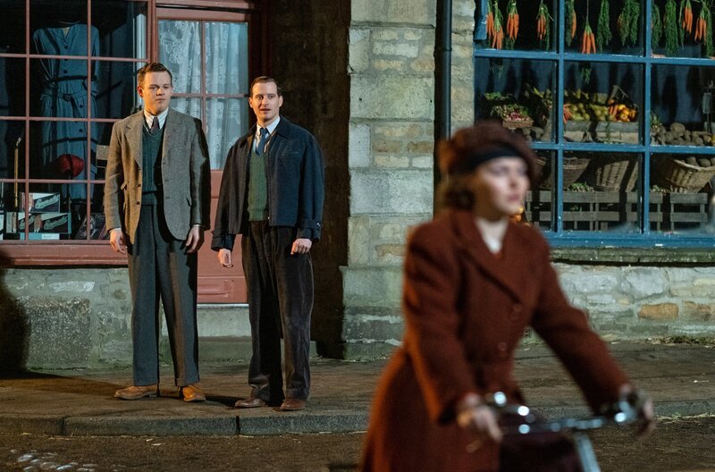 James Herriot (Nicholas Ralph, M) wird Zeuge, als Connie (May Clark, r) ihre Beziehung zu Tristan Farnon (Callum Woodhouse) beendet. – Bild: WDR/​Playground Television UK Ltd & all3media international