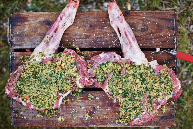 Lammkeulen mit frischen Kräutern. – Bild: Mediengruppe RTL