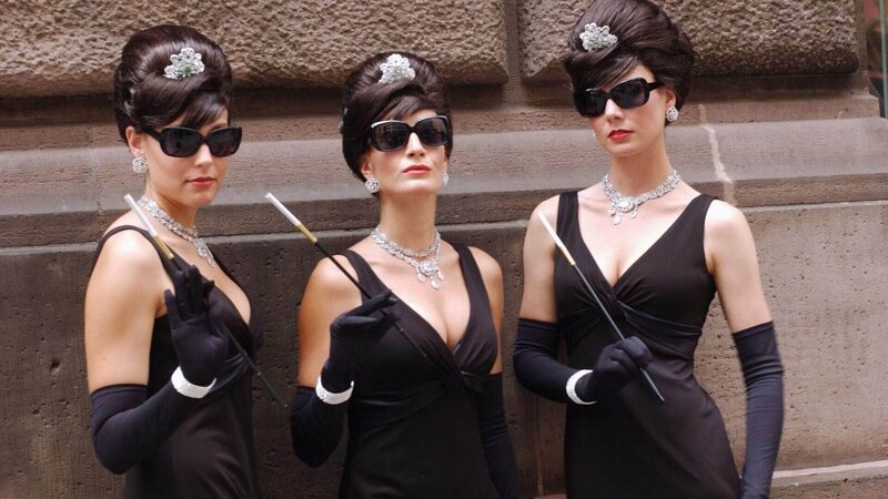 Von links: Verkleidet als Holly Golightly aus dem Film „Frühstück bei Tiffany“ überfallen Beth (Andrea Bogart), Dana (Lisa Jay) und Natalie (Nicole Malgarini) ein Juweliergeschäft. – Bild: MG RTL D /​ CBS