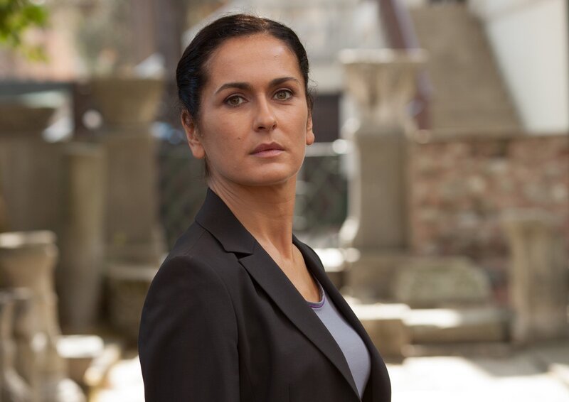 Kommissar Mehmet Özakin ermittelt den Mord an einem Wachmann aus dem Archäologiemuseum. Vieles deutet auf einen blutigen Familienzwist hin. Allerdings finden sich in der Wohnung des Mordopfers auffällig viele Luxusgüter. Als sich herausstellt, dass die Museumsdirektorin das Verschwinden wertvoller Exponate nicht der Polizei gemeldet hat, verfolgt Kommissar Özakin eine zweite Spur. – Die Museumsdirektorin Nesrin Günes (Marie-Lou Sellem) hat sich als kompetente Wissenschaftlerin in einer Männerwelt durchgesetzt. – Bild: ARD Degeto/​Gülnur Kiliç