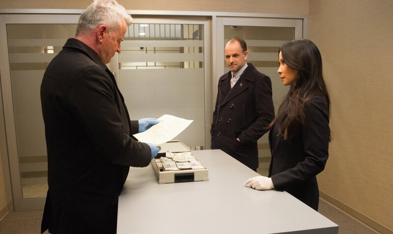 Das der Angriff von Bells Freundin und der Mord ihres Exmannes zusammenhängen, ist für Gregson (Aidan Quinn, l.), Holmes (Jonny Lee Miller, M) und Watson (Lucy Liu, r.) offensichtlich. Dennoch fällt es ihnen schwer, die Puzzleteile zu ordnen … – Bild: 2017 CBS Broadcasting, Inc. All Rights Reserved. Lizenzbild frei