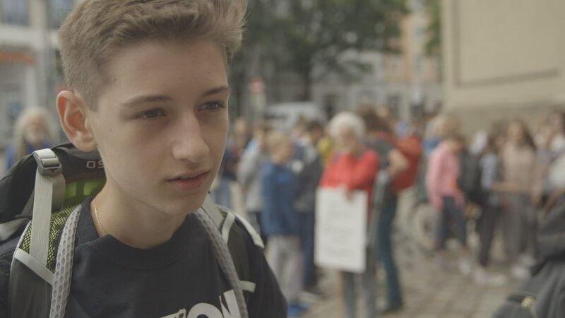 Der 14-jährige Autist Jason demonstriert für den Klimaschutz und schreibt an einem Buch über den Urknall. – Bild: BR/MDR Der 14-jährige Autist Jason demonstriert für den Klimaschutz und schreibt an einem Buch über den Urknall. – Bild: BR/MDR