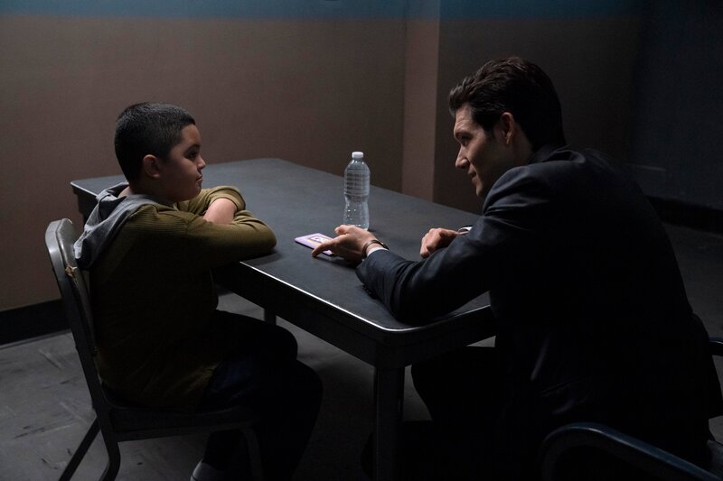 L-R: Danny Serra (Derrick Delgado), Avraham Avraham (Jeff Wilbusch) – Bild: Peacock /​ Heidi Gutman/​Peacock