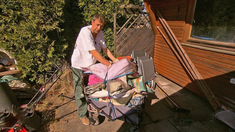 Stephan (44) lebt weiterhin gemeinsam mit seinem Hund Socke in einem Zelt auf einem Gartengrundstück. Sein Ziel ist es, den Garten soweit auf Vordermann zu bringen, dass er von den Eigentümern einen Pachtvertrag bekommt. – Bild: RTLZWEI